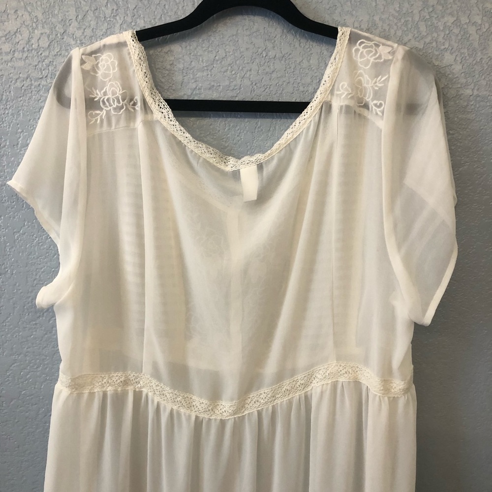 Torrid White High-Low Top - Picture 10 of 12
